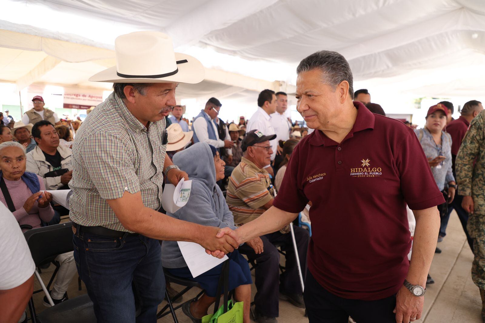 Julio Menchaca encabeza entrega de apoyos económicos en Metztitlán y Zimapán.