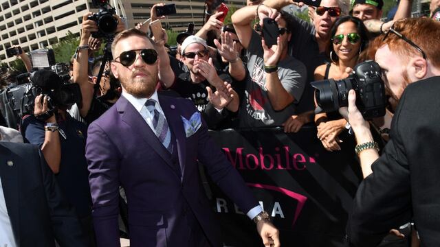 Conor McGregor rodeado de sus fans.