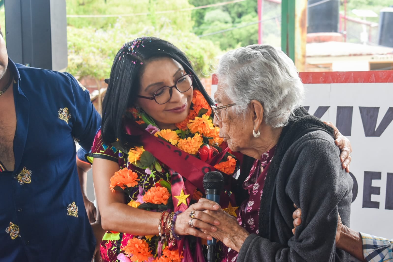 Esthela Damián respalda a comunidades de la Montaña desde Alcozauca.