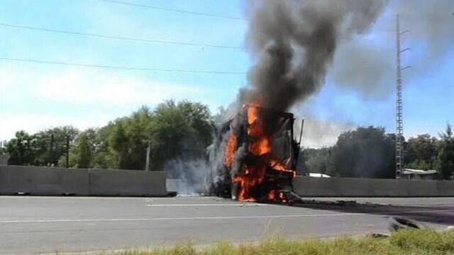 (@Michoacan3_0) Vehículo de la Policía Estatal incendiado en Capacuaro