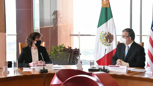 Marcelo Ebrard con Roberta Jacobson