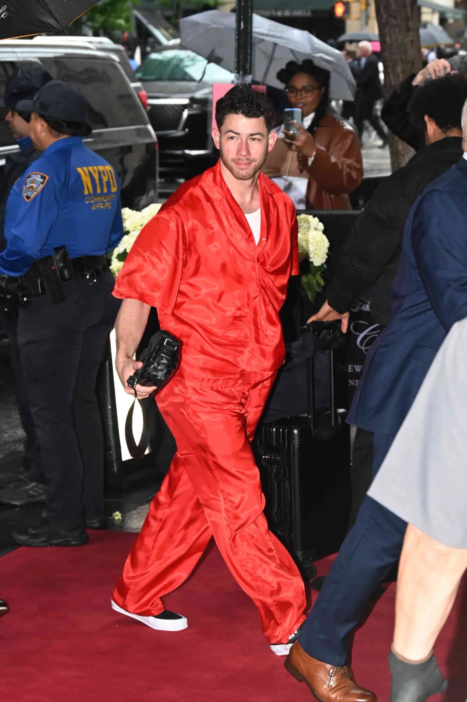 Nick Jonas llegando a la Met Gala 2025