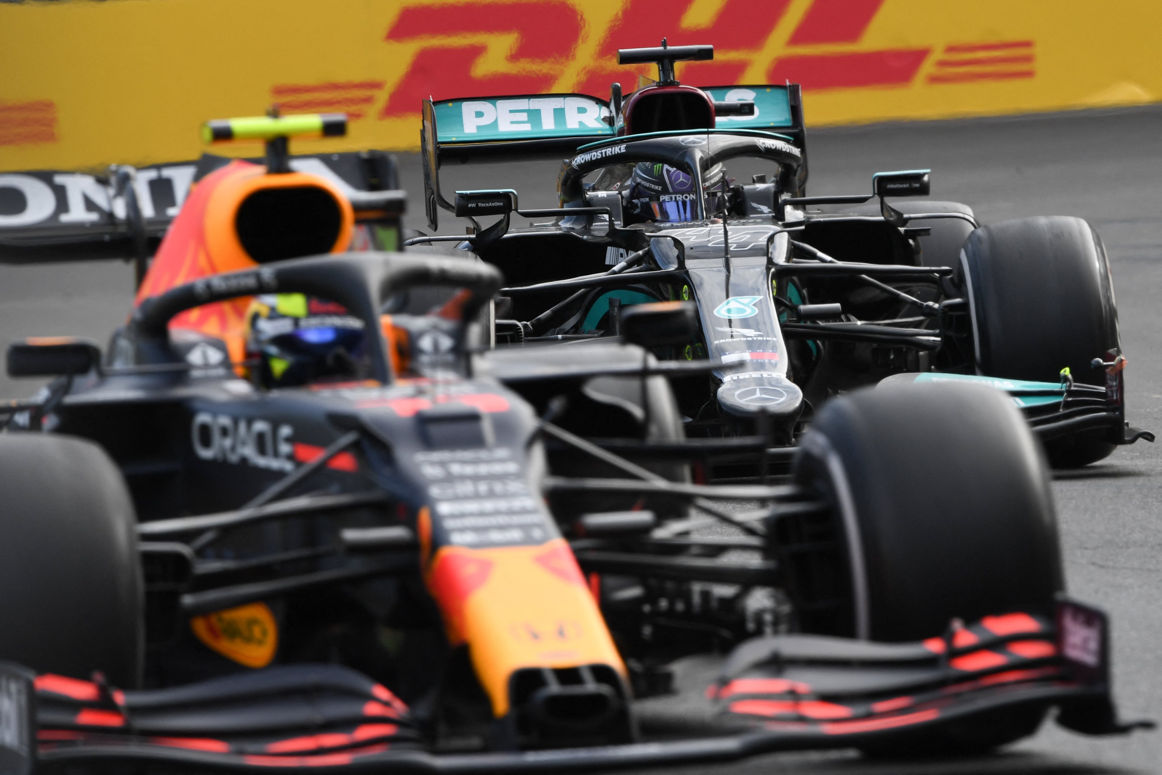 Checo Pérez le ganó a Hamilton
