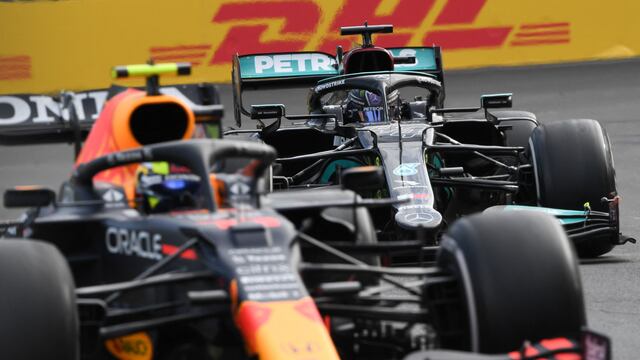 Checo Pérez le ganó a Hamilton