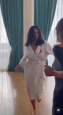 Salma Hayek baila para celebrar sus 24 millones en Instagram.