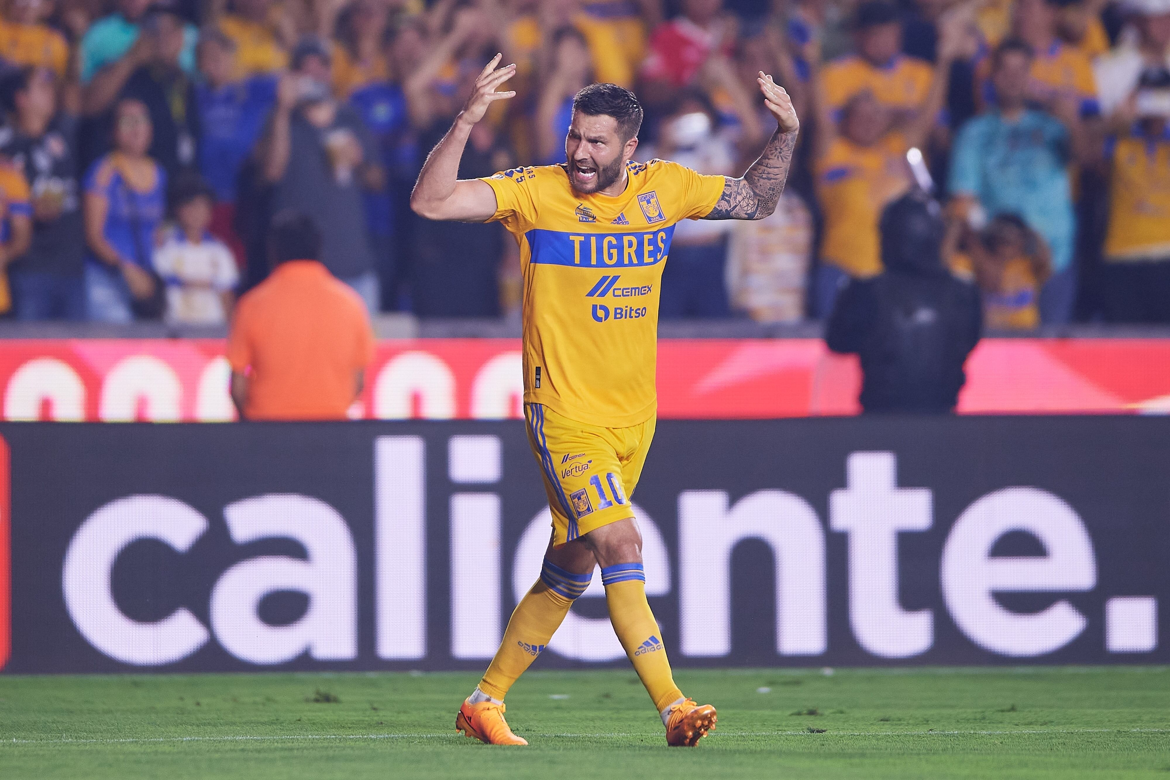 André-Pierre Gignac celebra el 2-1 de Tigres sobre Toluca.