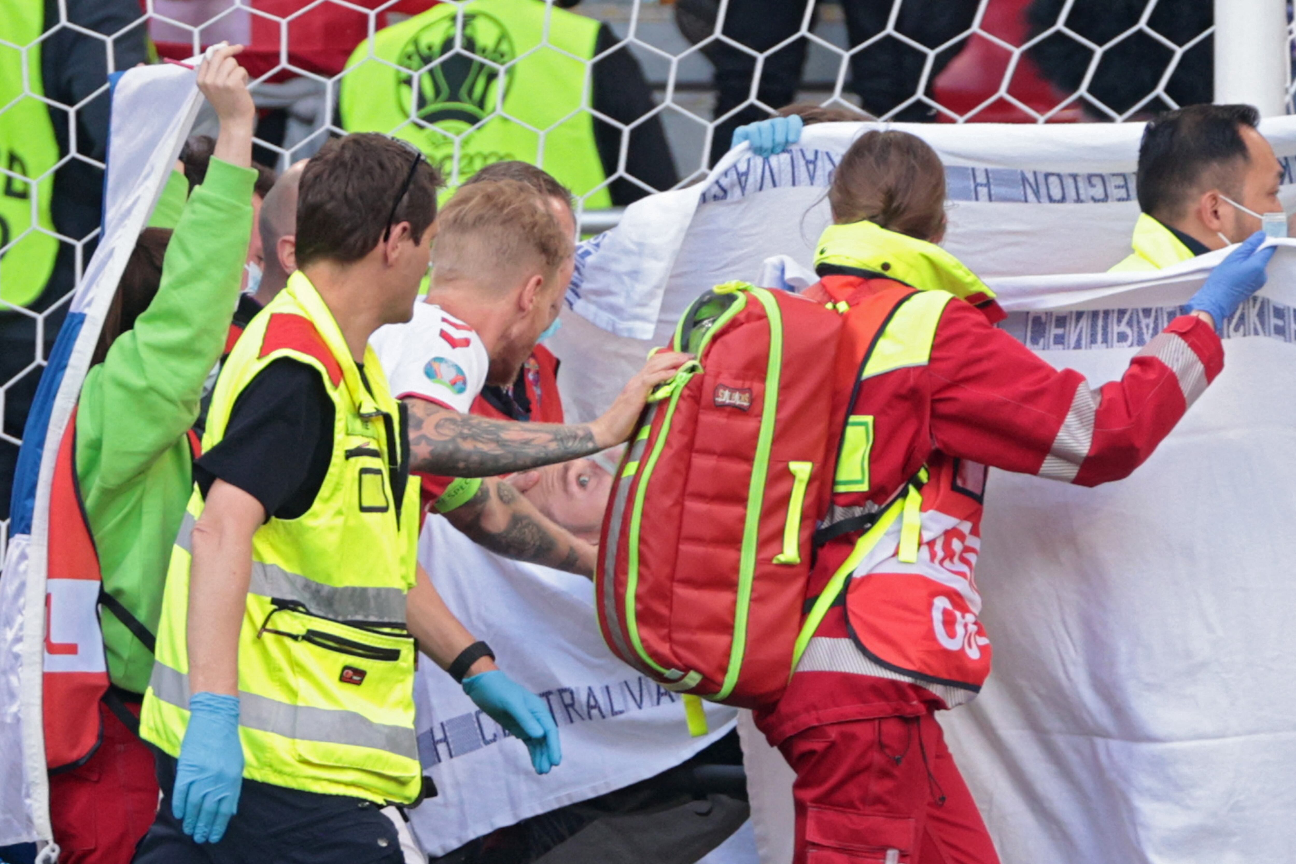 Simon Kjaer escolta a Eriksen