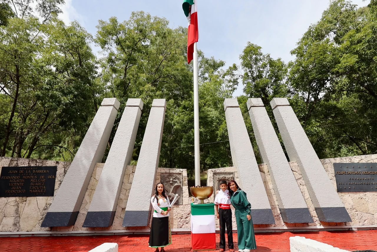 Lorena Cuéllar entrega fuego simbólico de Independencia a los 60 municipios de Tlaxcala