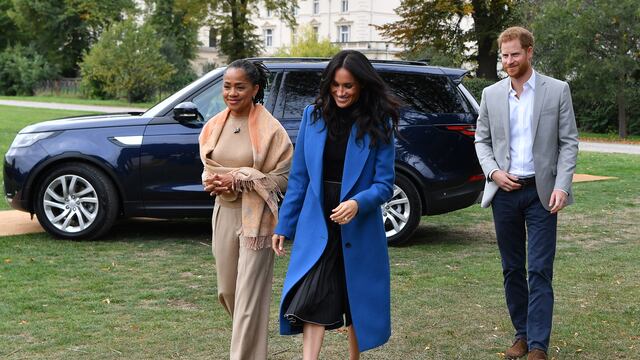 El príncipe Harry, Meghan Markle y su mamá chocan contra un paparazzi