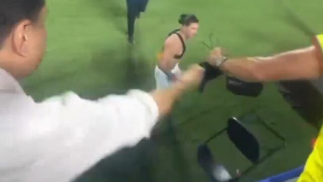 Darwin Núñez lanza silla a fans de Colombia