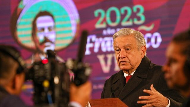 AMLO defiende a Yasmín Esquivel desde Palacio Nacional