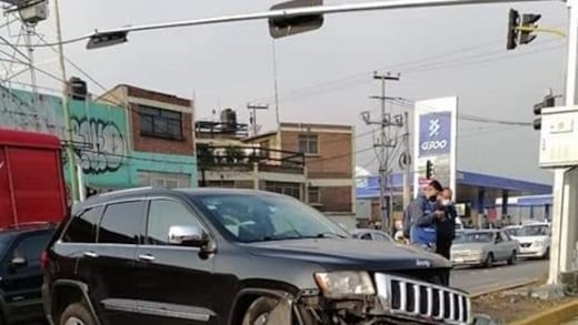 En Ecatepec suspenden servicio de Mexibús por choque de camioneta