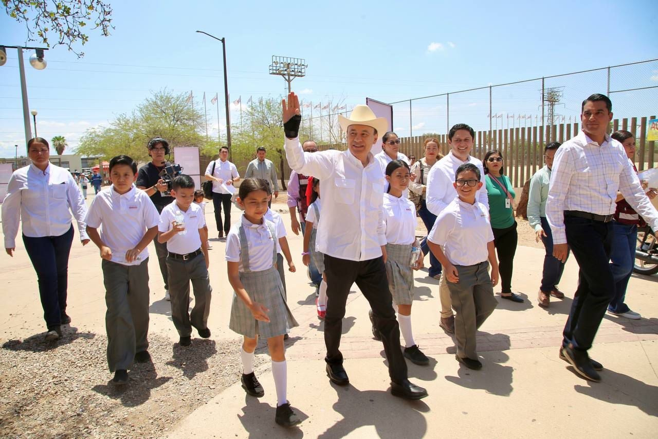 Gobierno de Sonora invierte millones de pesos en uniformes, becas y escuelas