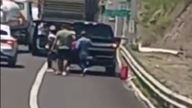 Videos muestran a hombres armados asaltando a conductores en la Autopista Siglo XXI
