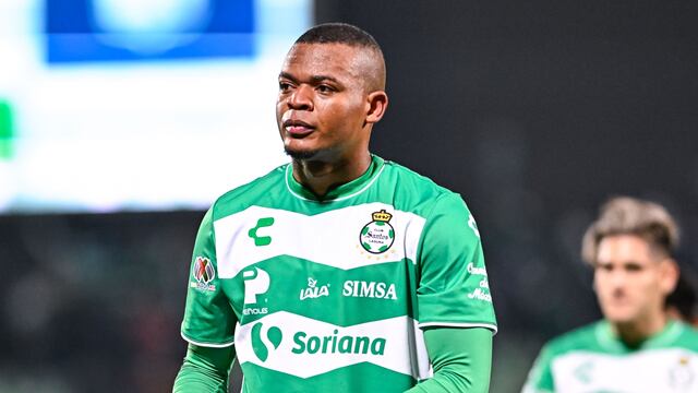 Harold Preciado, durante un duelo de Liga MX con Santos Laguna