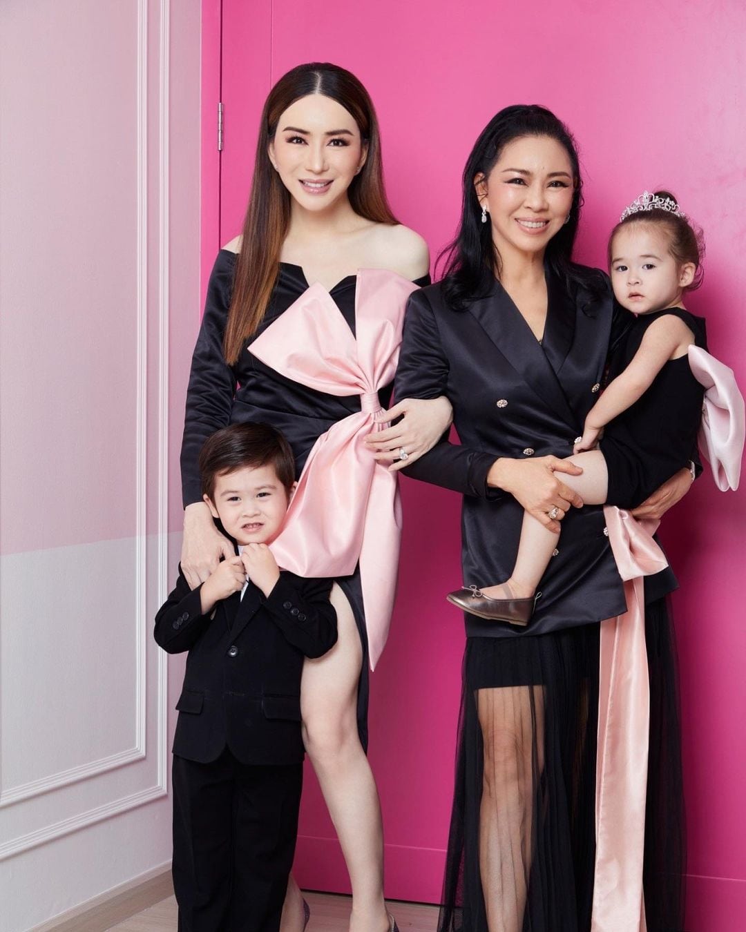 Anne Jakapong Jakrajutatip, su mamá y sus hijes.