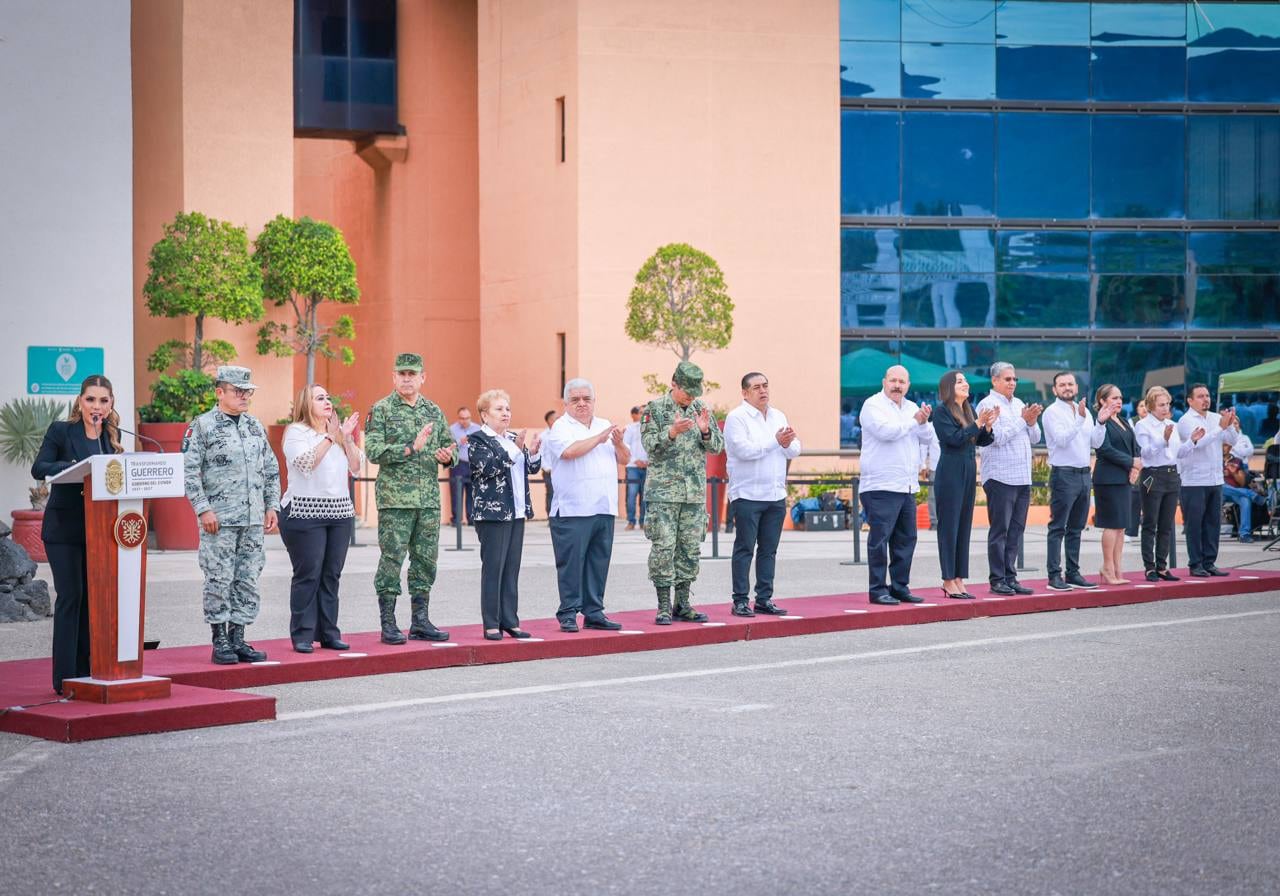 Evelyn Salgado en ceremonia de Izamiento de Bandera