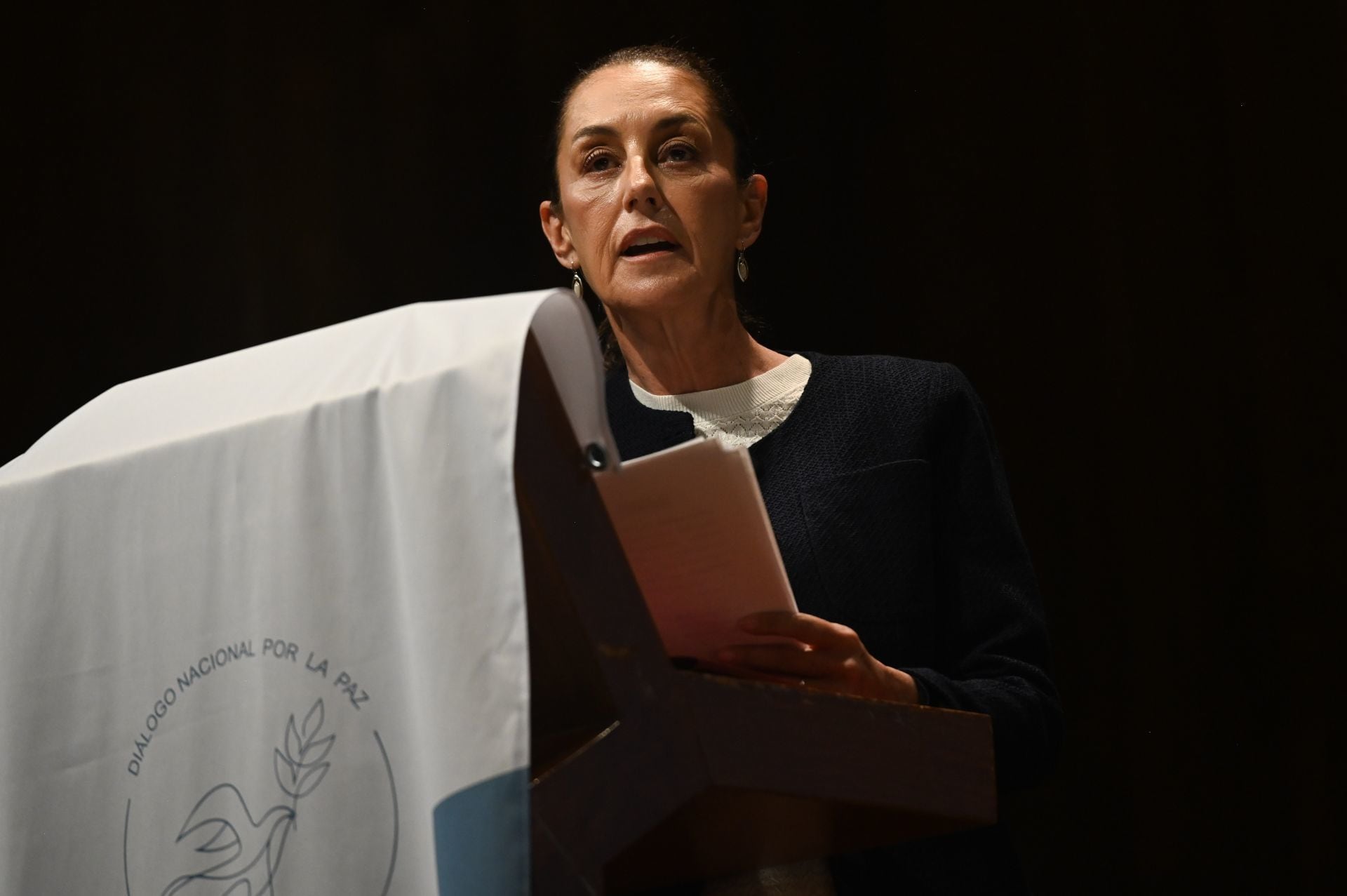 Claudia Sheinbaum firma compromiso por la paz