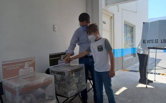 Ricardo Anaya emite su voto en Querétaro