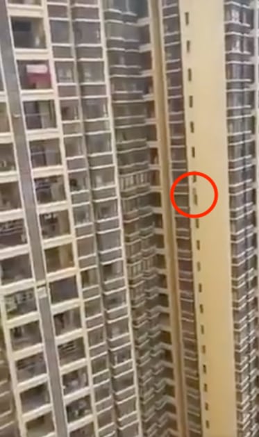 Escapa por la ventana del piso 25