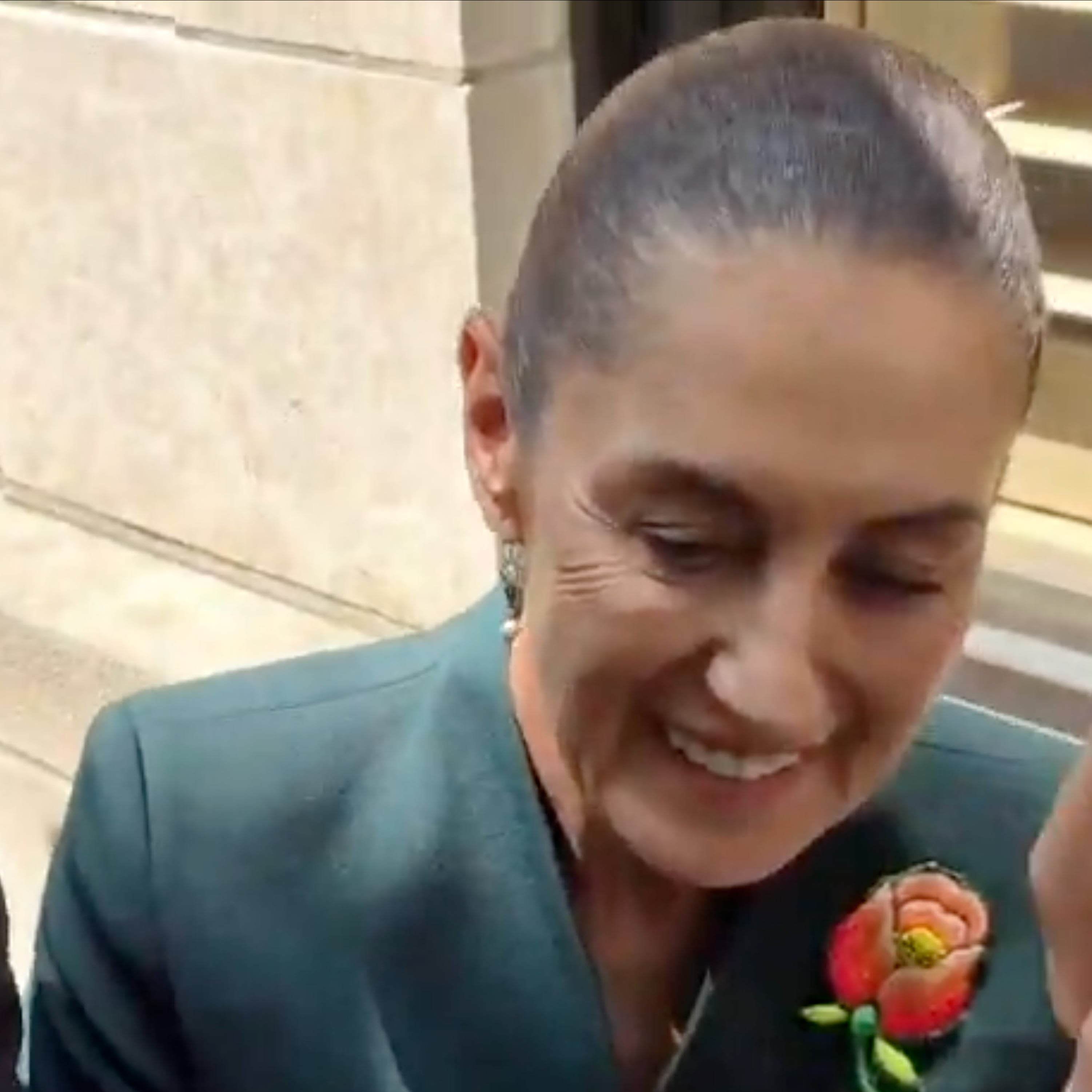 Claudia Sheinbaum, vestida de verde, rumbo a la final del Mundial 2026