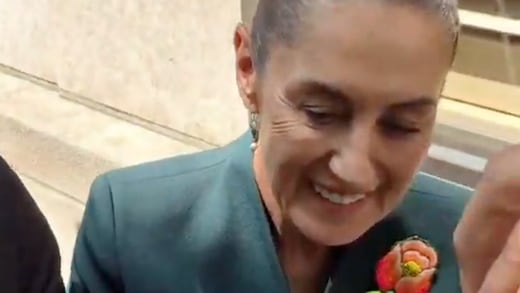 Claudia Sheinbaum, vestida de verde, rumbo a la final del Mundial 2026
