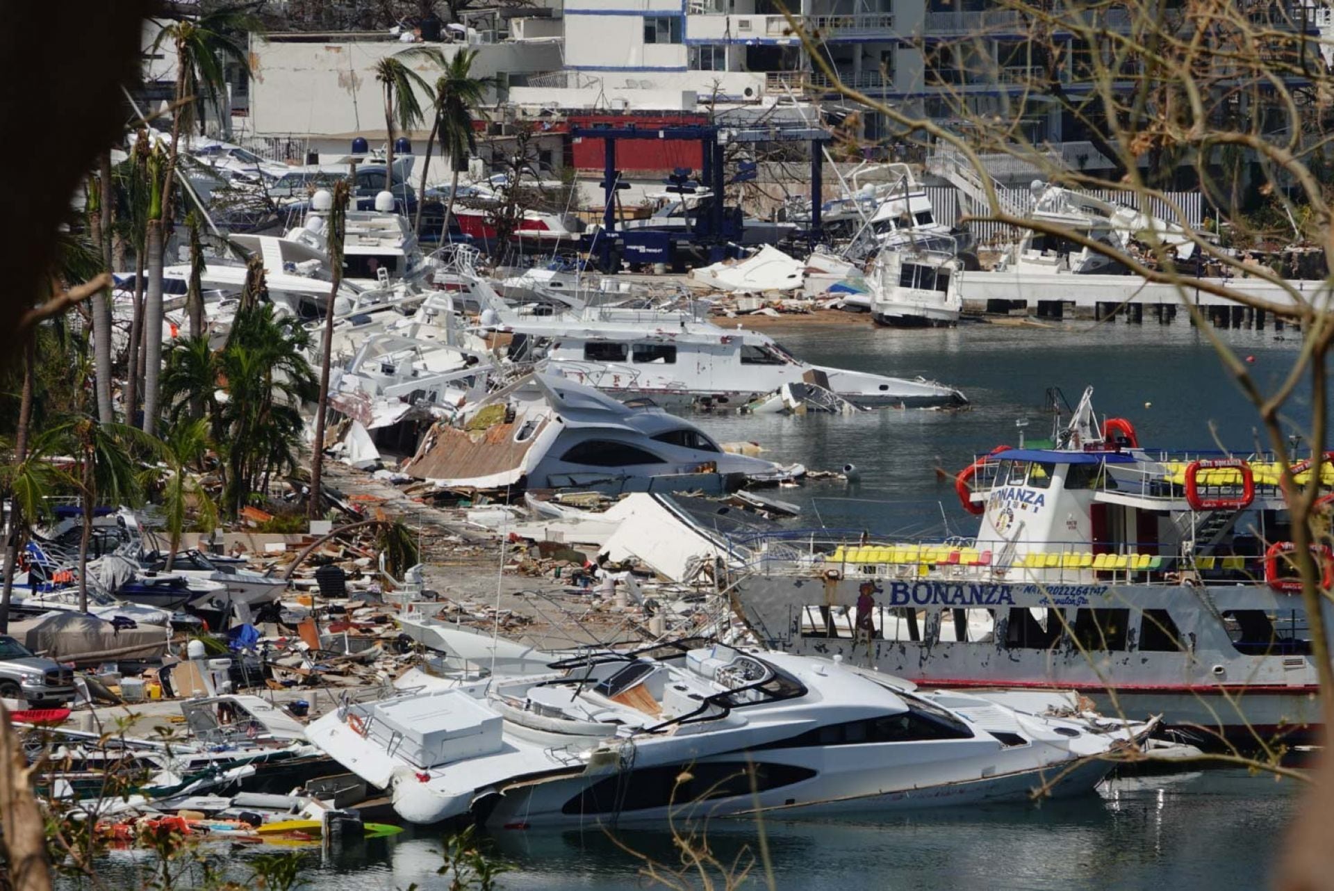 La zona de yates quedó destrozada por el huracán Otis, además de reportar 40 marineros desaparecidos.