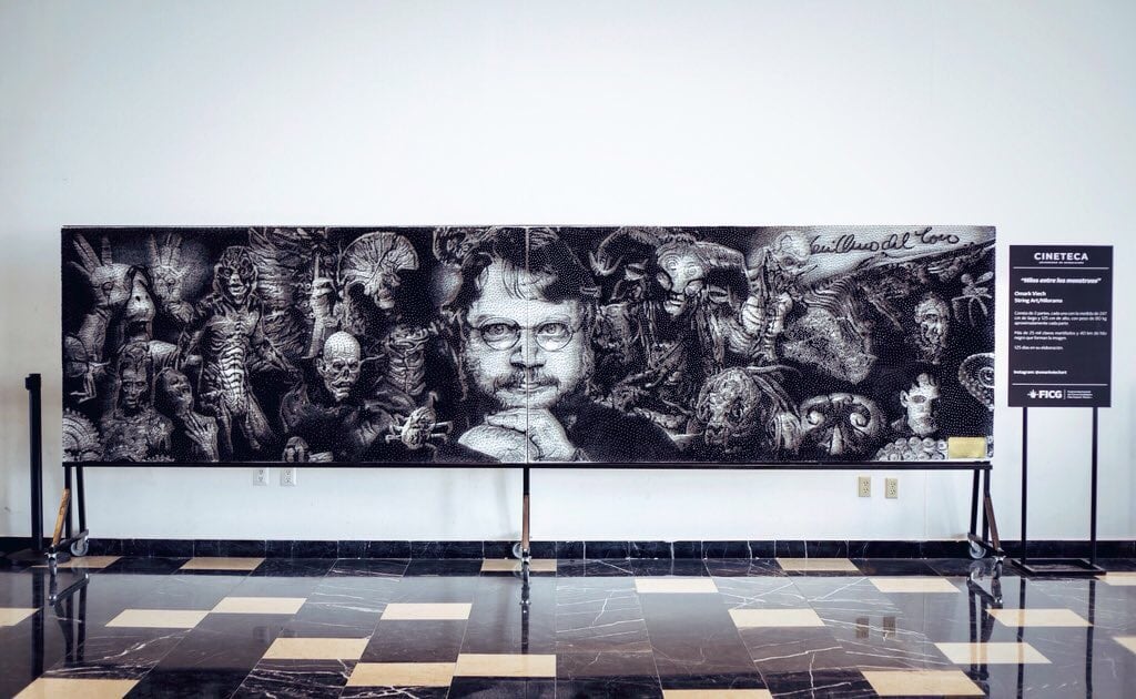 Mide 2,5 metros de largo y está hecho de clavos, hilos y madera