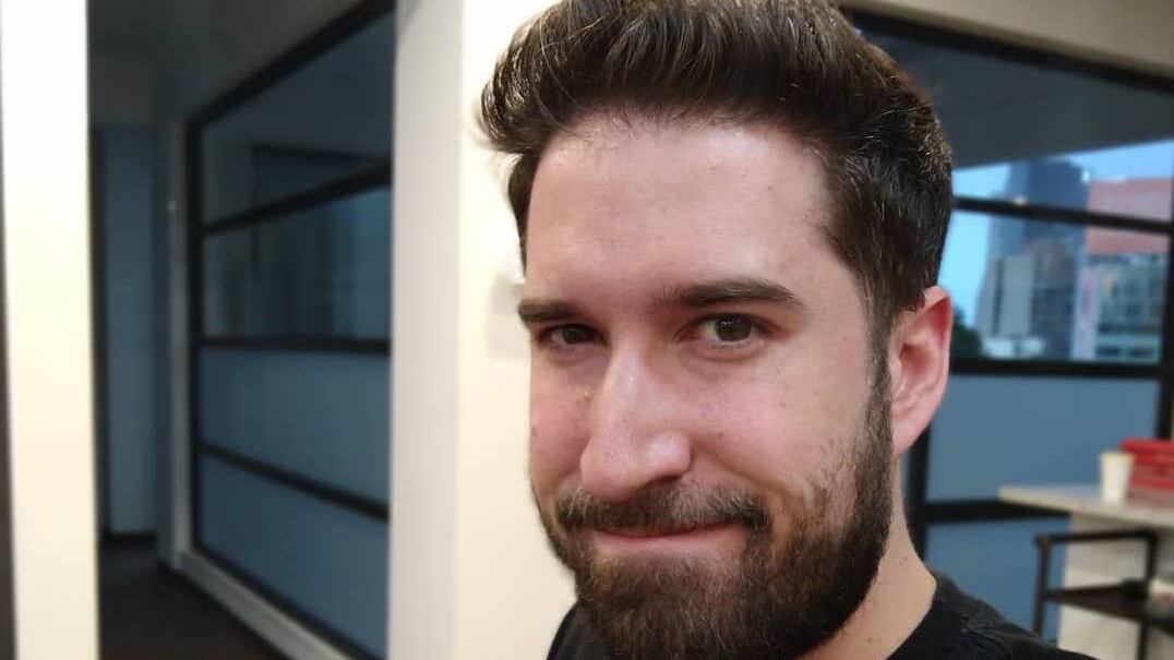El standupero Alex Fernández da positivo a Covid-19
