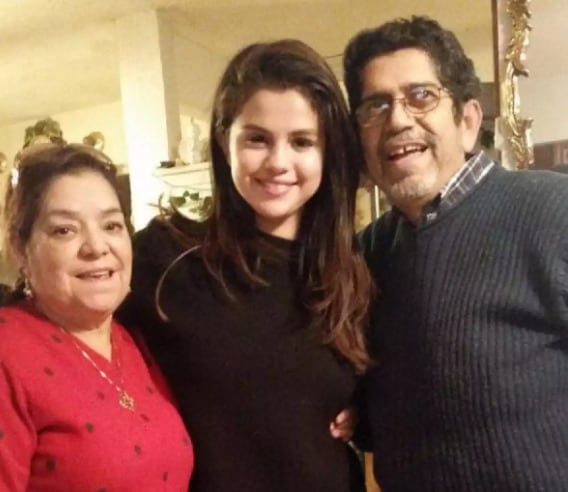 Selena Gómez y sus abuelos