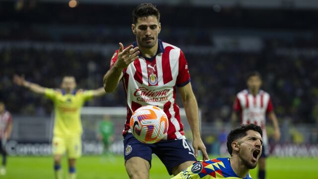 Pollo Briseño le da rodillazo a Diego Valdés