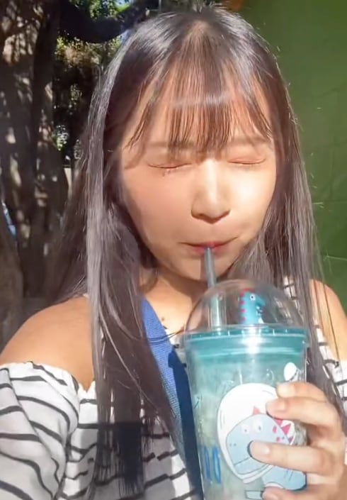 Japonesa presume que su 'chupe' favorito es el pulque