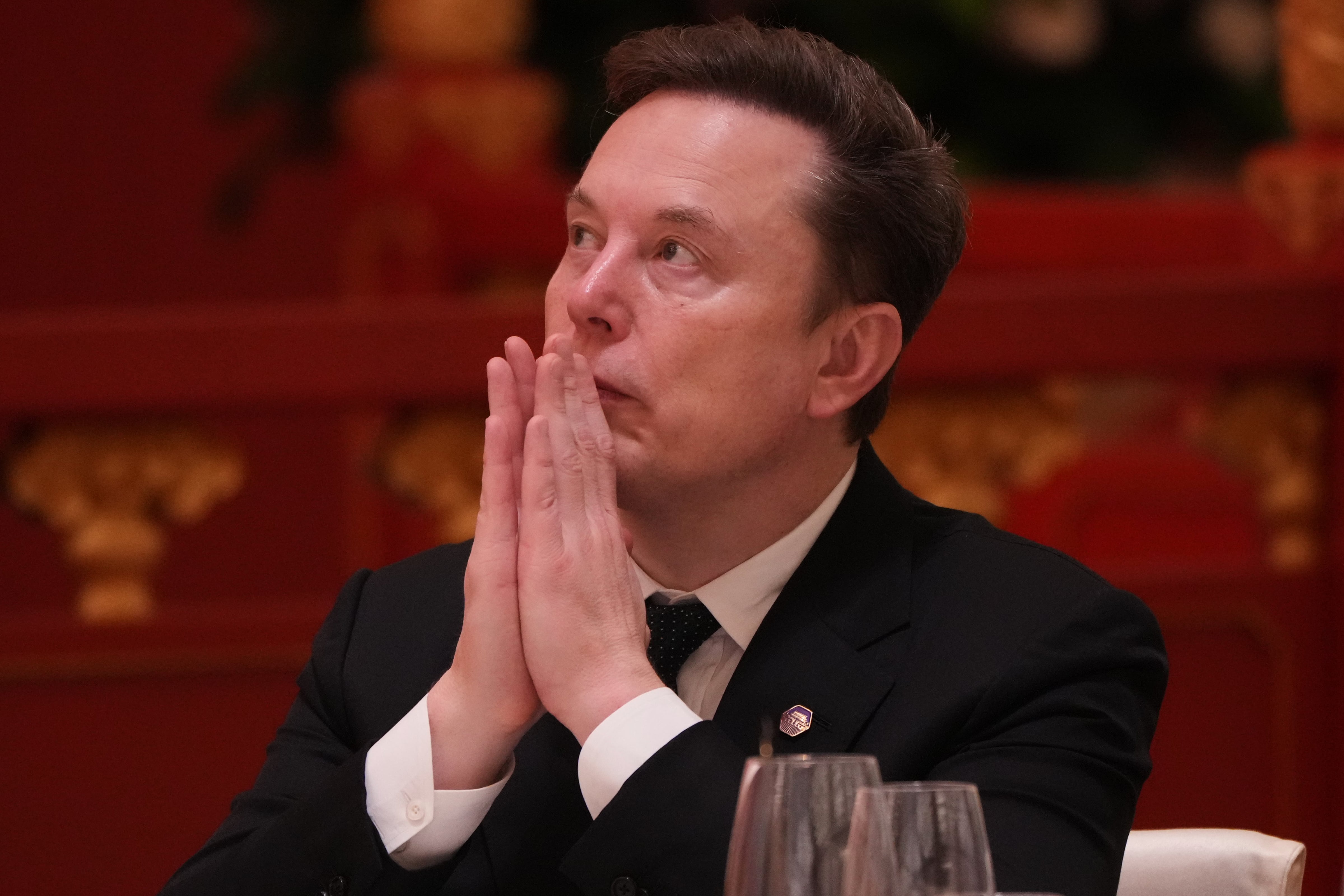 Elon Musk es una celebridad en China pero se le ha visto hacer gestos de desagrado cuando le piden fotos