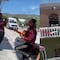 VIDEO: Le sale lo patriótico a señor que adornaba por 15 de septiembre al escuchar la banda de guerra y TikTok lo amó