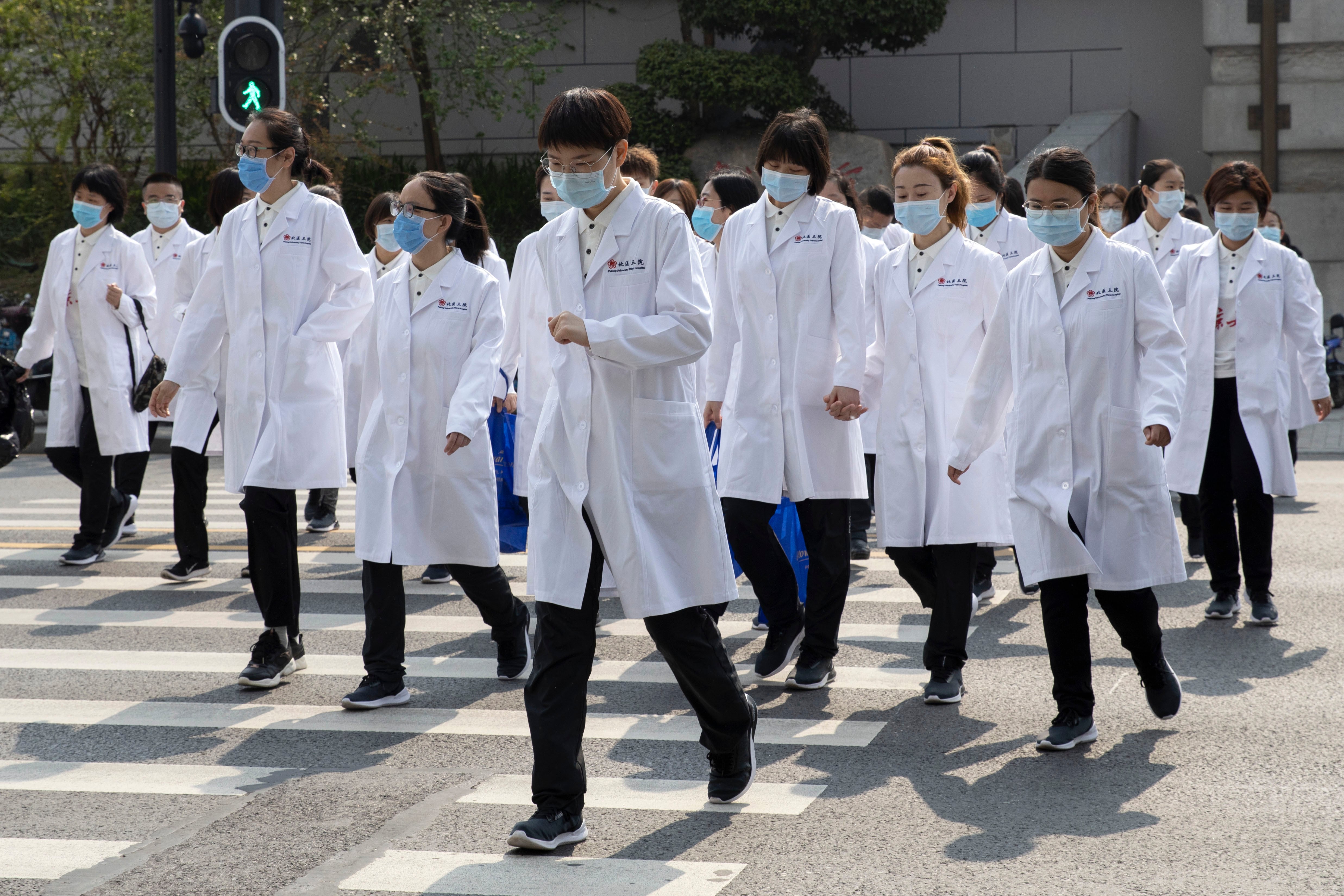 Personal médico en Wuhan.