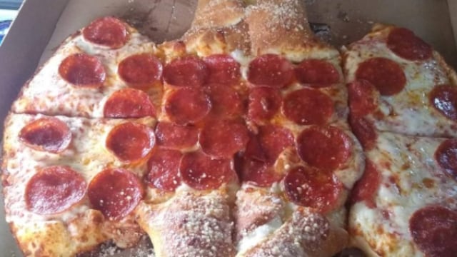 Homenaje de Little Caesars a Batman con una pizza