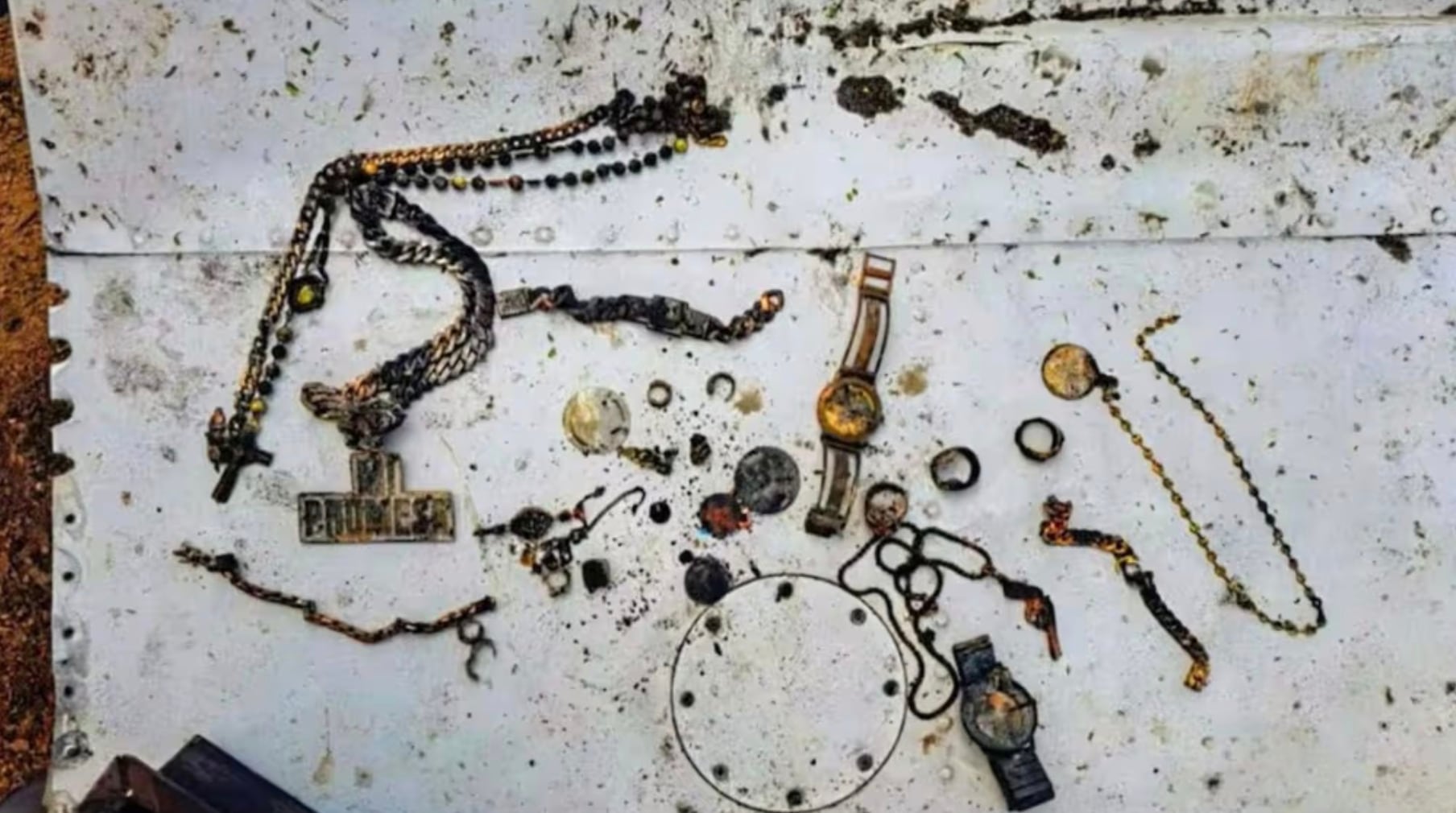 Joyas recuperadas del accidente donde murió Yeison Jiménez