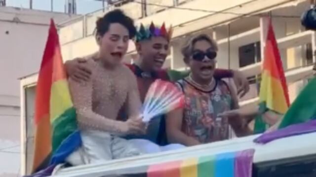Kunno se cae del carro alegórico durante la Marcha LGBT en Monterrey