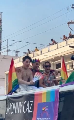 Kunno se cae del carro alegórico durante la Marcha LGBT en Monterrey