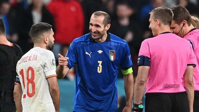 Giorgio Chiellini y Jordi Alba