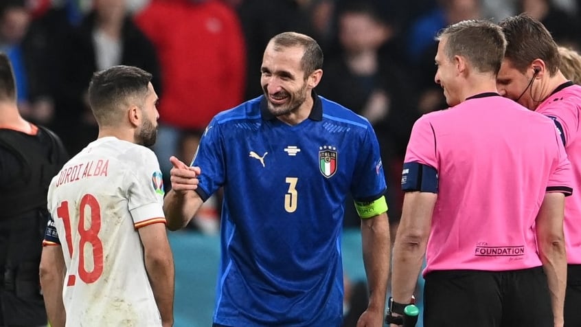Giorgio Chiellini y Jordi Alba