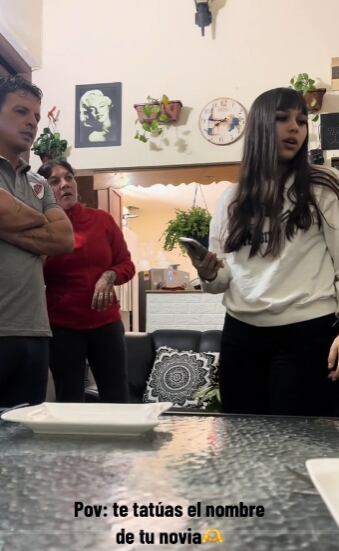 Se tatuó el nombre de su novia y la reacción de sus suegros sorprendió a TikTok