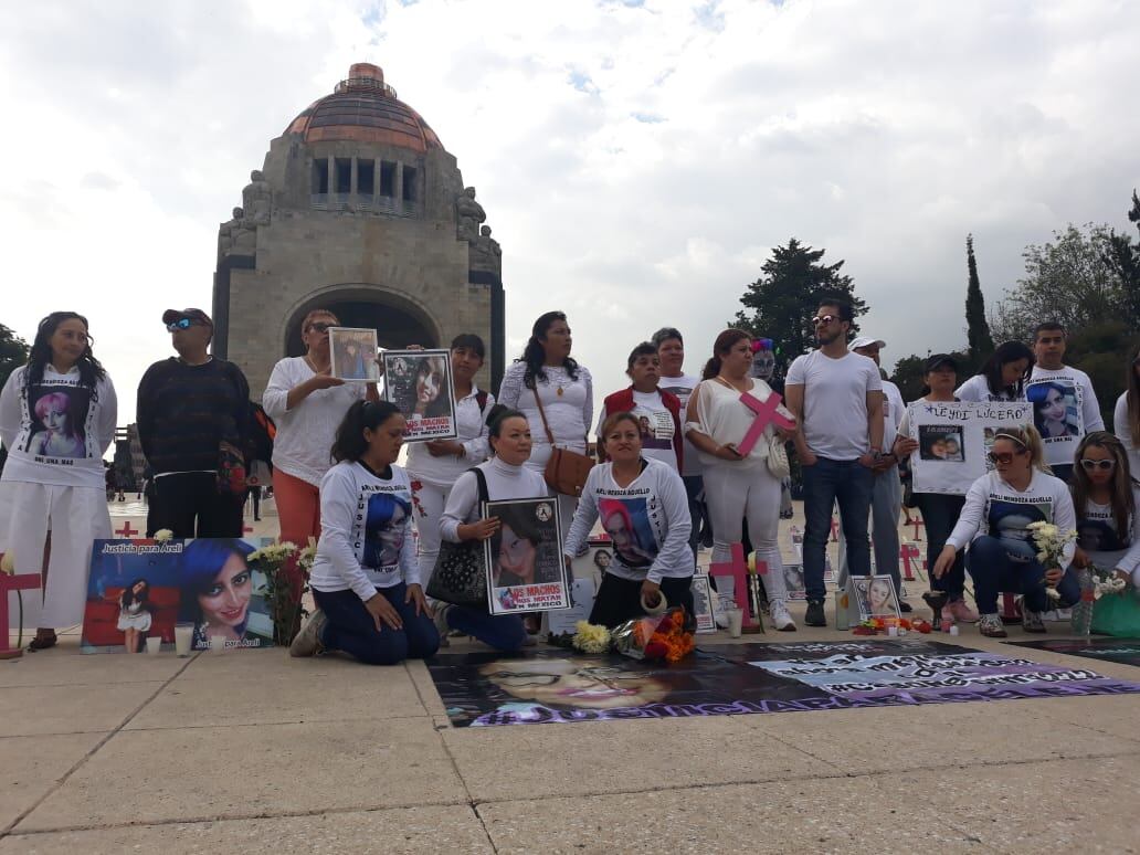 Ofrenda feminicidios y familias.