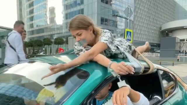 Influencer amarra a su novia al coche