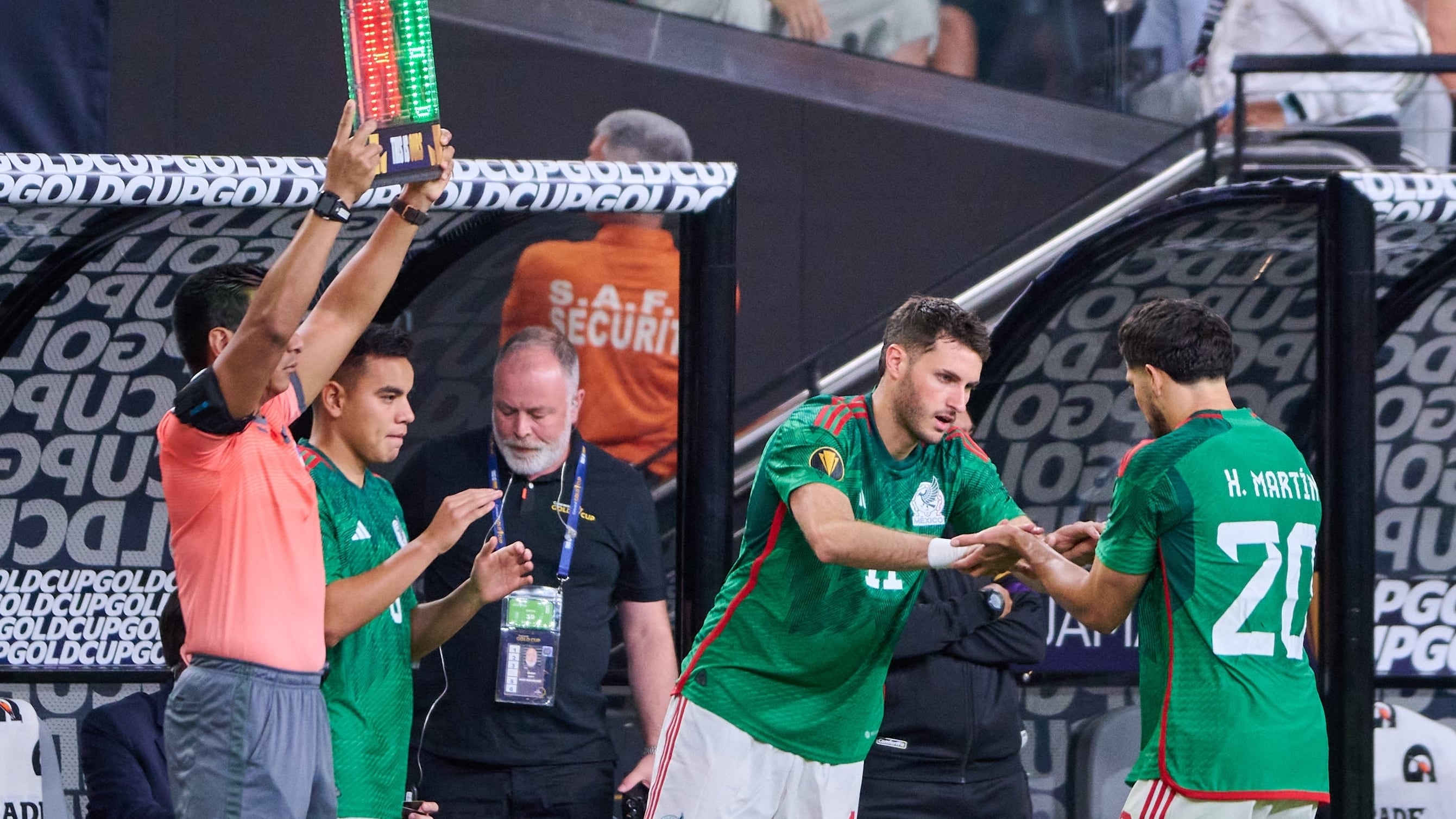 Santiago Giménez y Henry Martín, en un partido del Tri.