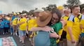 Aficionados de Suecia conmovieron a Nuevo León con este abrazo a madres buscadoras