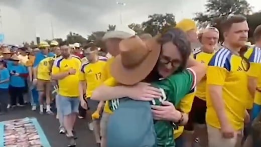 Aficionados de Suecia conmovieron a Nuevo León con este abrazo a madres buscadoras