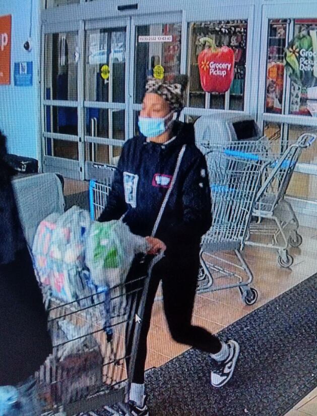 Rateros engañan a cajero de Walmart