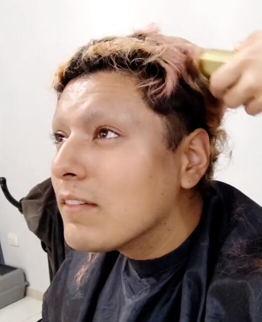 Pide un corte de cabello y termina llorando