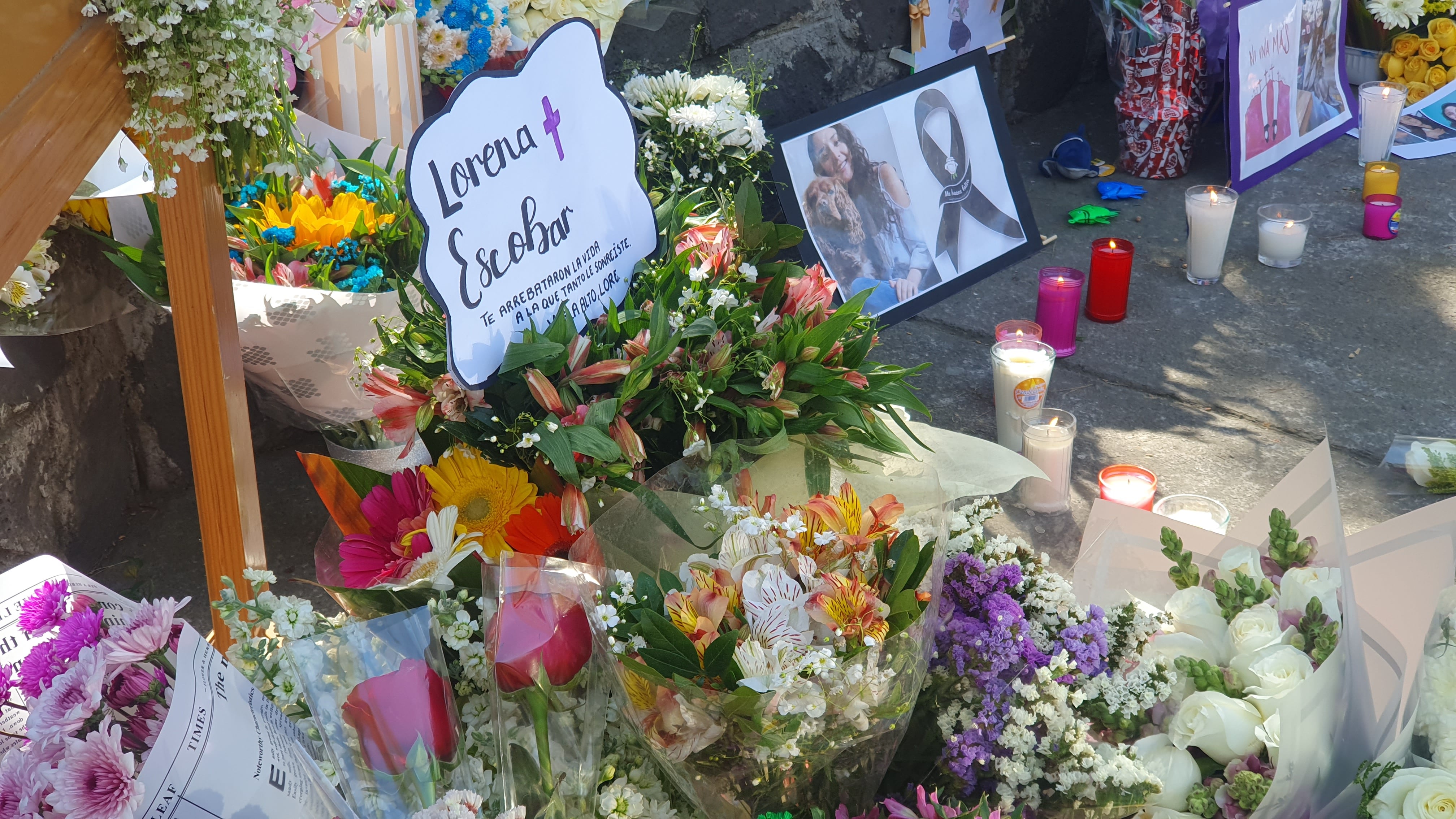Flores en el memorial a Lorena Escobar en su facultad